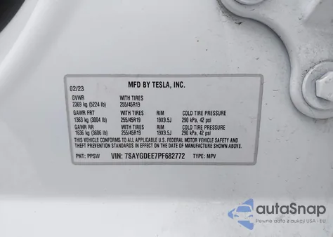 2023 Tesla Model Y Awd/Long Range Dual Motor All-Wheel Drive z USA, uszkodzony, nr VIN 7SAYGDEE7PF682772